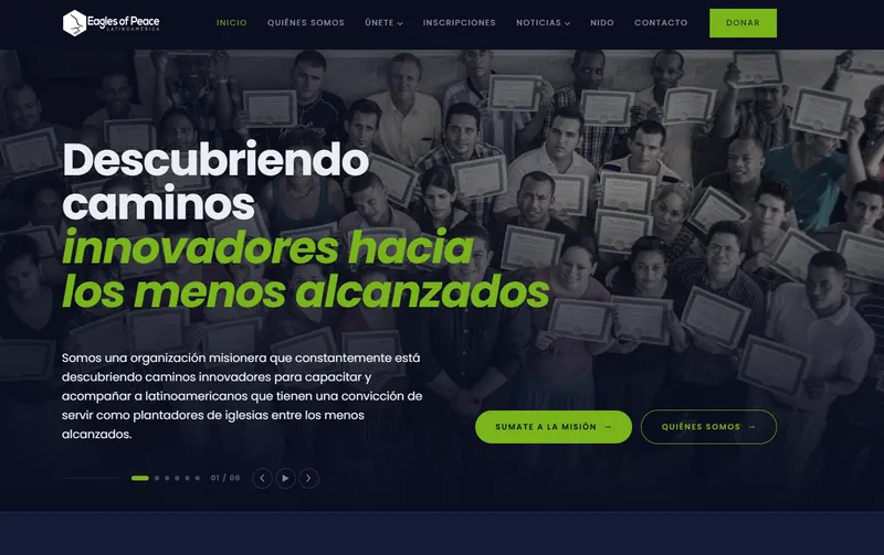EOPLAT home page: missionaries holding certificates under the headline Descubriendo caminos innovadores hacia los menos alcanzados